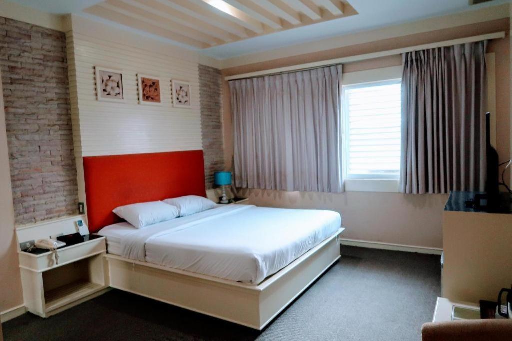 The Rich Hotel Nonthaburi Exterior foto