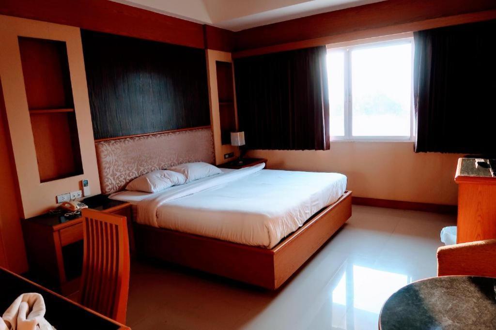 The Rich Hotel Nonthaburi Exterior foto
